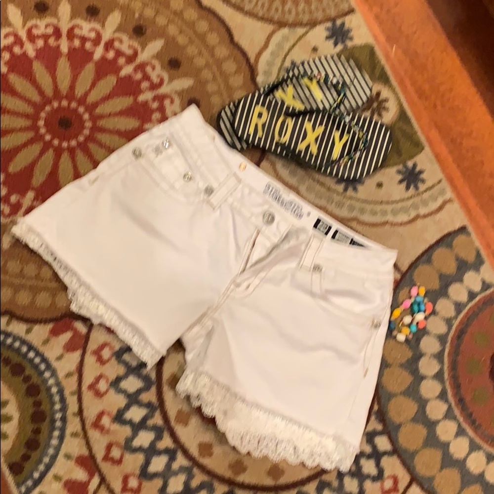 Miss Me white shortsW/leather flowers and leaves29